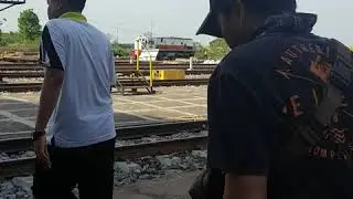 Proses pemutaran lokomotif di turn table stasiun kertosono