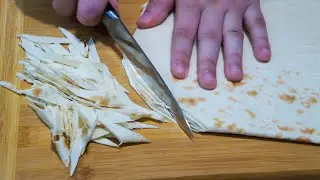 Шаурму я больше не покупаю: просто нарезаю лаваш соломкой и готовлю ленивую вкуснятину на ужин.