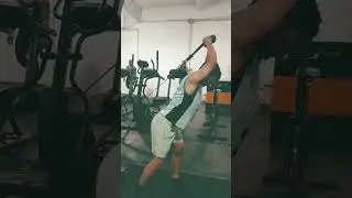 Exercício Tríceps francês na polia baixa com corda