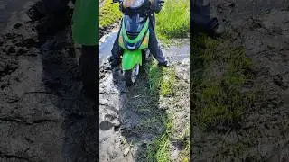 скутерок 50 кубиков не осилил препятствие😳
