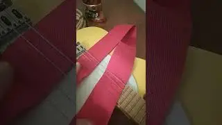 как прикрепить ремень к электрогитаре