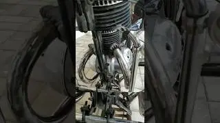 Jawa was the only motorcycle that had a single cylinder with dual exhaust system #jawamotorcycles