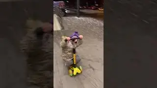 дочка катается