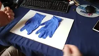Как быстро надеть разовые резиновые перчатки.