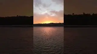 Красивый закат на речке