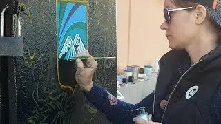 В центре Кургана художница Светлана Кирш рисует герб города