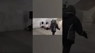 Хорошо играет на скрипке