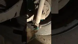 Рено Логан стук задних амортизаторов..