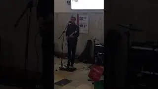 Пародия на оригинал в метро. Песня под гитару