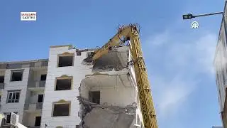Ağır hasarlı binaların yıkımı sürüyor