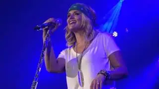 MIRANDA LAMBERT . smokin and drinkin . Live in Dublin  .C2C