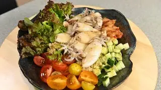 Строганов из баранины с пюре из батата. Салат с кальмарами