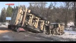 ДТП Грузовик с песком перевернулся на легковую машину 10 03 2016