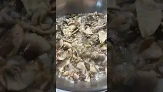 БОМБИЧЕСКАЯ КУРИНАЯ ГРУДКА В БЕКОНЕ с РИЗОТТО 🥓🧀🥓 #shorts #cooking #food #рецепты