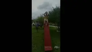 Tia Neiza, 75 anos descendo no escorregador.