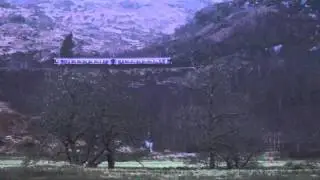 Trem passando sobre o Viaduto Glenfinnan - Não é o Hogwarts Express, mas é o que tem para hoje
