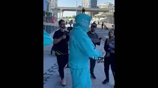 Александр Усик выезжает на взвешивание