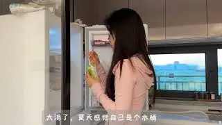 晚上回家，洗完澡，吹干头发，换上睡衣，做点吃的，窝在沙发