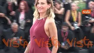 Venezia 81, il red carpet col cast stellare del nuovo film di Tim Burton inaugura il Festival