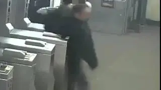Man pushes teen onto tracks in front of oncoming train in Queens: NYPD
