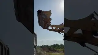 Маленький #фронтальныйпогрузчик #lugong грузит #самосвал #большегруз #excavator