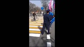 Менты зверски крутят руки парню с синими шарами