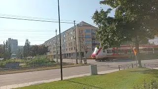 X52 Reginatåg X-tåget passerar plankorsning i Sundsvall