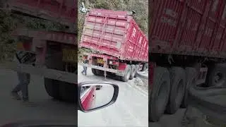 Bloccato su un dirupo, il camion si libera da solo con l'idraulica