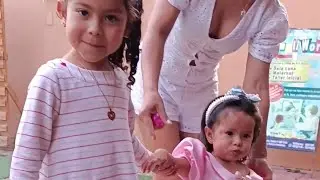 Alizé en el cumpleaños de su amiguita Alaïa