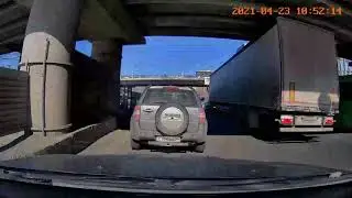 Фура и слепая зона.