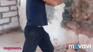 Ломаем стену, делаем проем и отбиваем старую штукатурку.