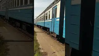 ЕР9м-535 прибуває на зупиночну платформу (архів 2021)