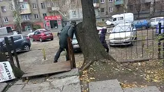 Летящей походкой упал у машины 18+