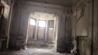 Замок Михайловская дача в полном запустении. Истинная заброшка никем не сохраняется.