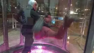 Мать летает в аэротрубе