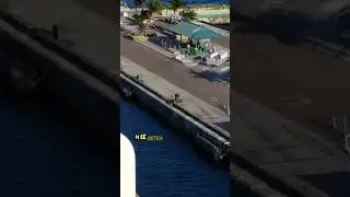 Обезумевшая мама наблюдает, как уплывает корабль с её детьми на борту 
