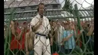 Ted Kravitz winds up crowd