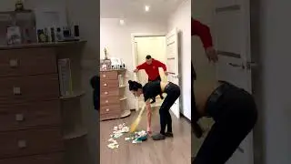 Показалось что девушка выкидывает деньги - 