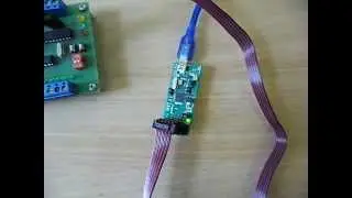 Программатор AVRISP MKII.