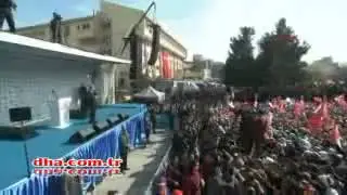 Sesi kısıldı ama programını iptal etmedi...
