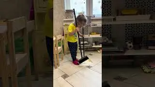 Яся подметает. Декабрь 2022 года, 2,8 лет