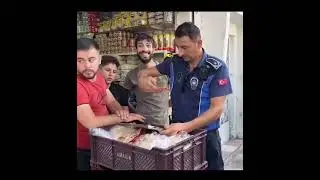 Adana’da zabıta ekipleri, Suriyeli esnafın astığı Arapça tabelaları söktü.  #Adana #Suriyeli