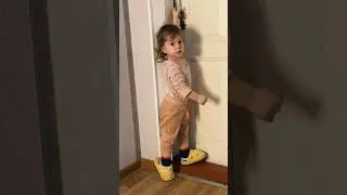 Емілі закриває двері 🚪Частина 1️⃣
