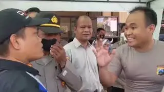 VIRAL!!! MADIUN CITY POLICE TRAFFIC HEAD CLASHES WITH JOURNALISTS AFTER 77TH INDONESIAN INDEPENDE...