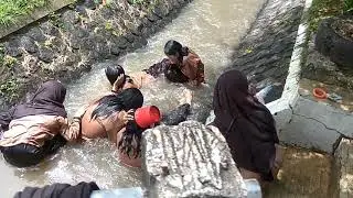Cewe cewe lagi mandi di kali