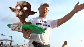 Лазаревское. Веселый продавец сладких трубочек на пляже