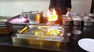 Приготовление омлета в отеле Ambassador Plaza