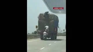 Caught on Camera: Thieves On Bike Steal Goods From Moving Truck On Agra-Mumbai Highway