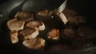 Se hvordan du laver den lækre opskrift: Mørbradbøffer med cæsarsalat og yukaridressing