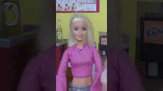 Elsie and Annie help at McDonald's - they get Barbie’s orders mixed up!🍔🍟 